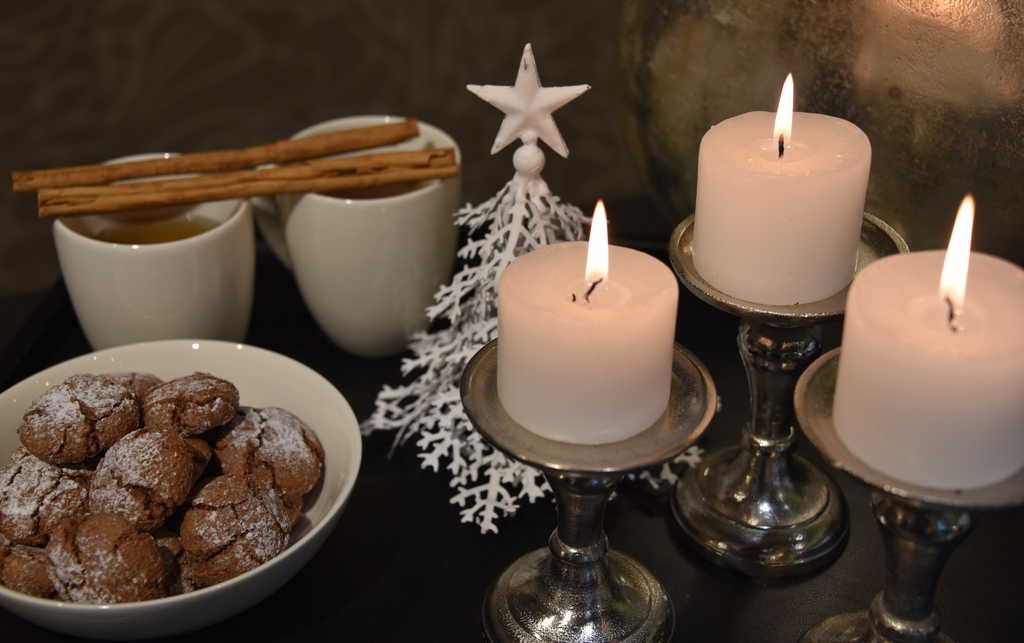Kerzenlicht und Weihnachtsguetzliduft 